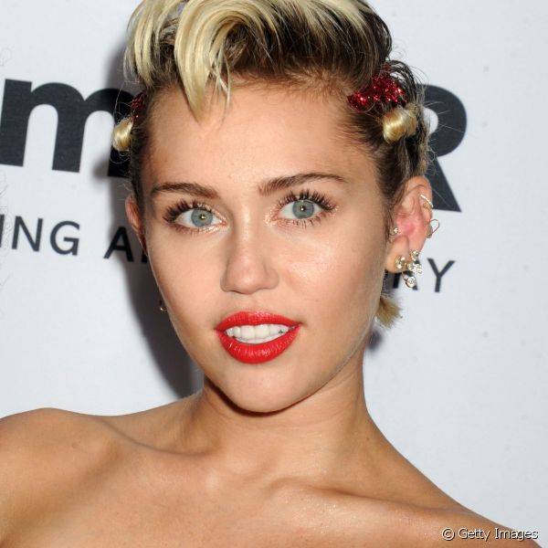 Miley Cyrus destacou as pestanas aplicando tufos de cílios postiços e apostou no clássico batom vermelho para os lábios, durante o amfAR Inspiration Gala New York